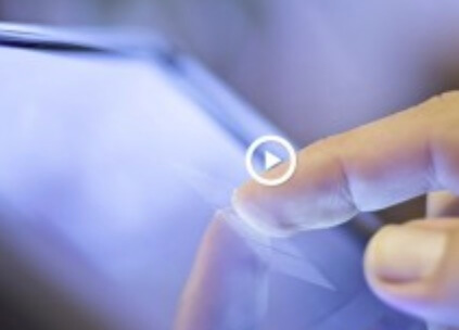 Tippen mit dem Finger auf die Wiedergabetaste „Stimme“ auf einem Touchscreen-Gerät.