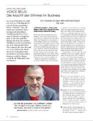 Eine Zeitschriftenseite mit einem Artikel von Presse Arno Fischbacher über Sprachtechnologie im Unternehmen, mit einem Foto eines lächelnden Mannes mittleren Alters im Anzug. Text auf Deutsch, enthält Untertitel