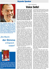 Zeitungslayout mit dem Foto eines lächelnden Glatzkopfes; enthält Text in deutscher Sprache, der den Hauptredner Arno Fischbacher und sein Thema „Stimme verkauft“ hervorhebt, sowie Buchgrafiken.