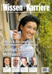 Cover des Magazins „wissen + karriere“ mit einer lächelnden, an einer Säule lehnenden Frau und einem Text zu Karriere- und Bildungsthemen von Presse Arno Fischbacher.