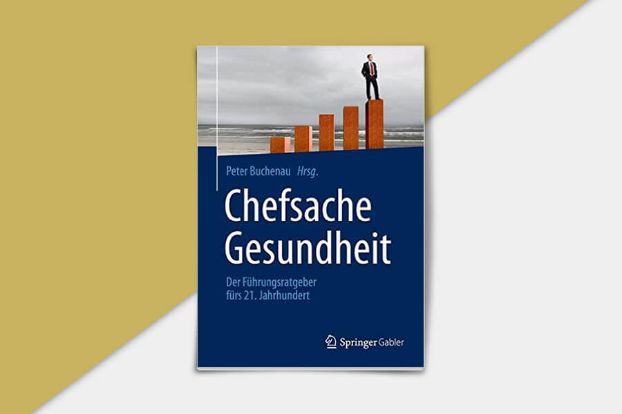 Buchcover von „Chefsache Gesundheit“ von Peter Buchenau zeigt einen Mann auf einem steigenden Balkendiagramm, das Führung und Gesundheit im 21. Jahrhundert symbolisiert.