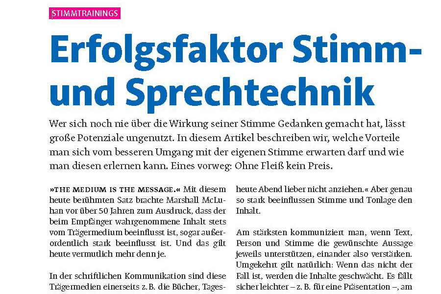 Eine Artikelseite in deutscher Sprache über die Erfolgsfaktoren von Stimm- und Sprechtraining, mit Schwerpunkt auf der Bedeutung der Stimme in der Kommunikation, verfasst von Arno Fischbacher. Der Text ist in Schwarz gehalten