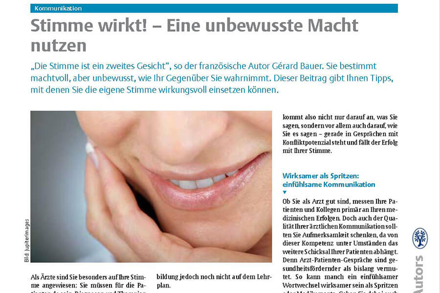 Nahaufnahme der unteren Gesichtshälfte einer lächelnden Frau mit einem überlagerten deutschen Textartikel mit dem Titel „Stimme wirkt! – eine unbewusste Macht nutzen“, in dem es um die Wirkung der Stimme geht.