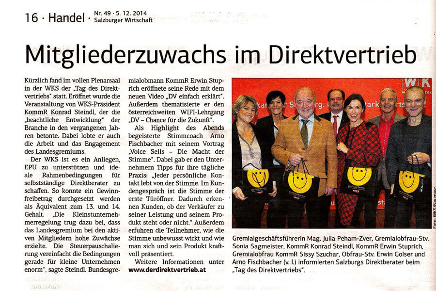 Zeitungsartikel in deutscher Sprache mit einem Bild von fünf Personen, vier Männern und einer Frau, die bei einer Geschäftsveranstaltung Auszeichnungen in den Händen halten und lächeln. Der *Bericht* hebt prominente Stimmen der Branche hervor.