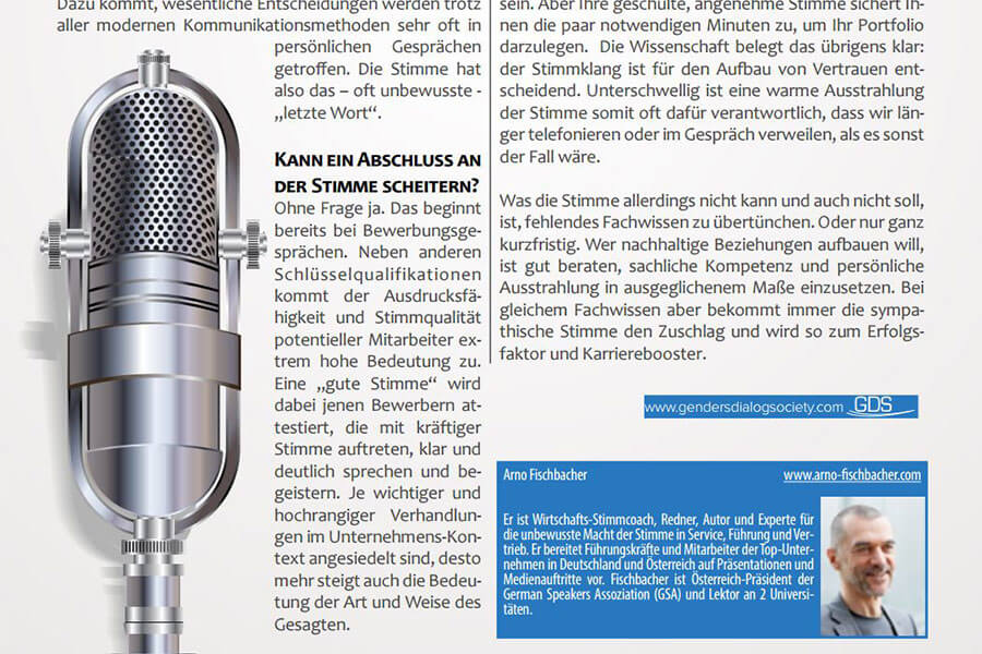 Eine Zeitschriftenseite mit einem Artikel über die Bedeutung der Stimmqualität im Berufsleben, mit dem Bild eines Mikrofons auf der linken Seite.