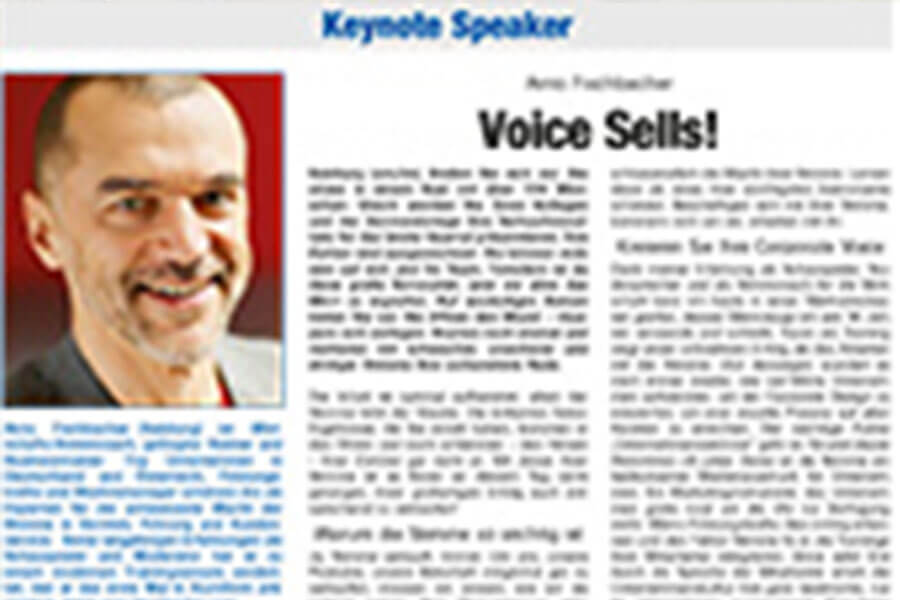 Zeitungsausschnitt mit einem Artikel mit dem Titel „Voice Sells!“ mit einem Porträt eines Mannes mittleren Alters und einem Text über einen Hauptredner in Hamburg.