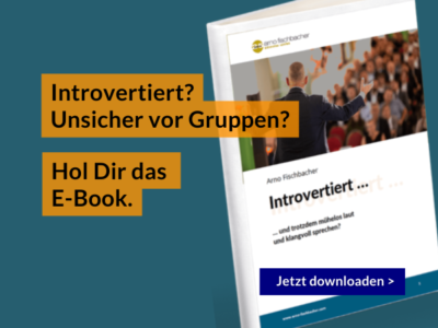 Werbung für ein E-Book mit Coverbild. Der Text lautet: „Introvertiert? Unsicher vor Gruppen? Hol Dir das E-Book. Jetzt herunterladen >.“