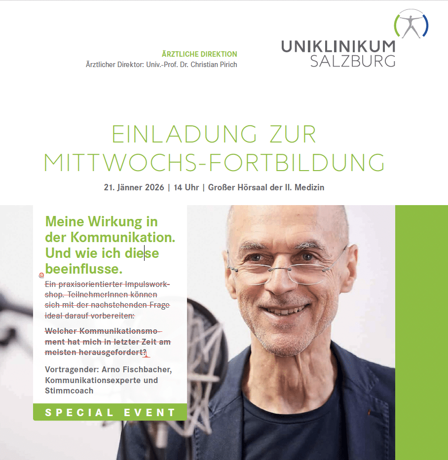 Ein glatzköpfiger Mann mit Brille und Mikrofon steht am Rednerpult und lächelt. Der Text auf dem Bild wirbt für einen Kommunikations-Workshop am Uniklinikum Salzburg am 21. Januar 2026 mit dem Thema Wirkung und beeinflussen.