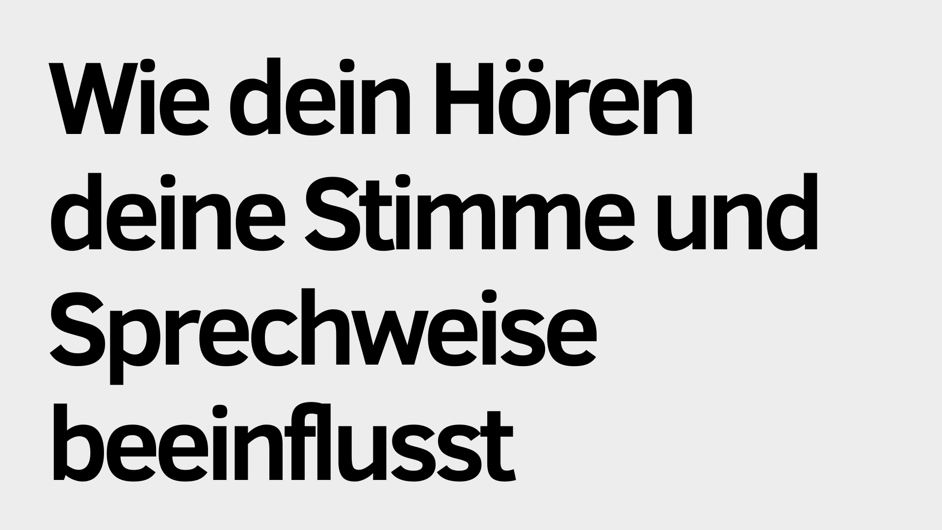 Schwarzer deutscher Text auf hellgrauem Hintergrund lautet: "Wie dein Hören deine Stimme und Sprechweise beeinflusst." Die Verbindung zwischen Hören, Stimme und Sprechweise steht im Fokus.