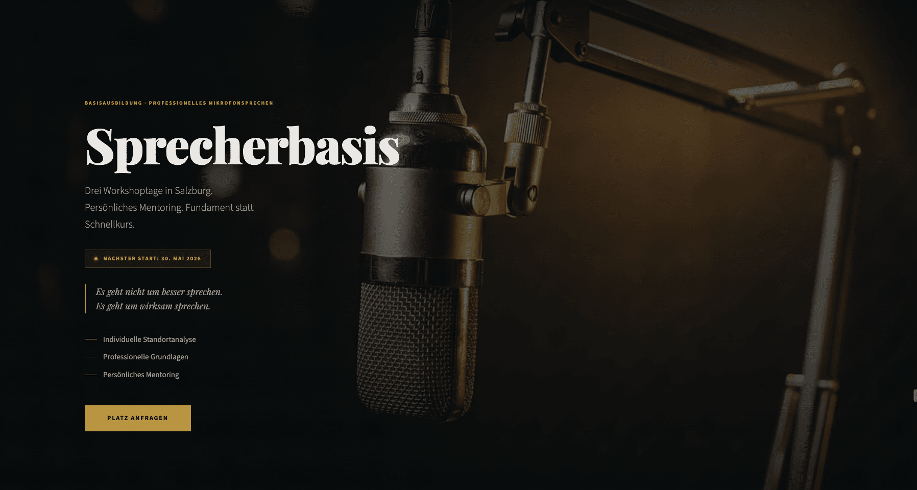 Nahaufnahme eines Studiomikrofons mit unscharfer Hintergrundbeleuchtung, daneben ein deutscher Text, der für den Workshop "Sprecherbasis" mit den Schwerpunkten Mikrofonsprechen und Basisausbildung wirbt.