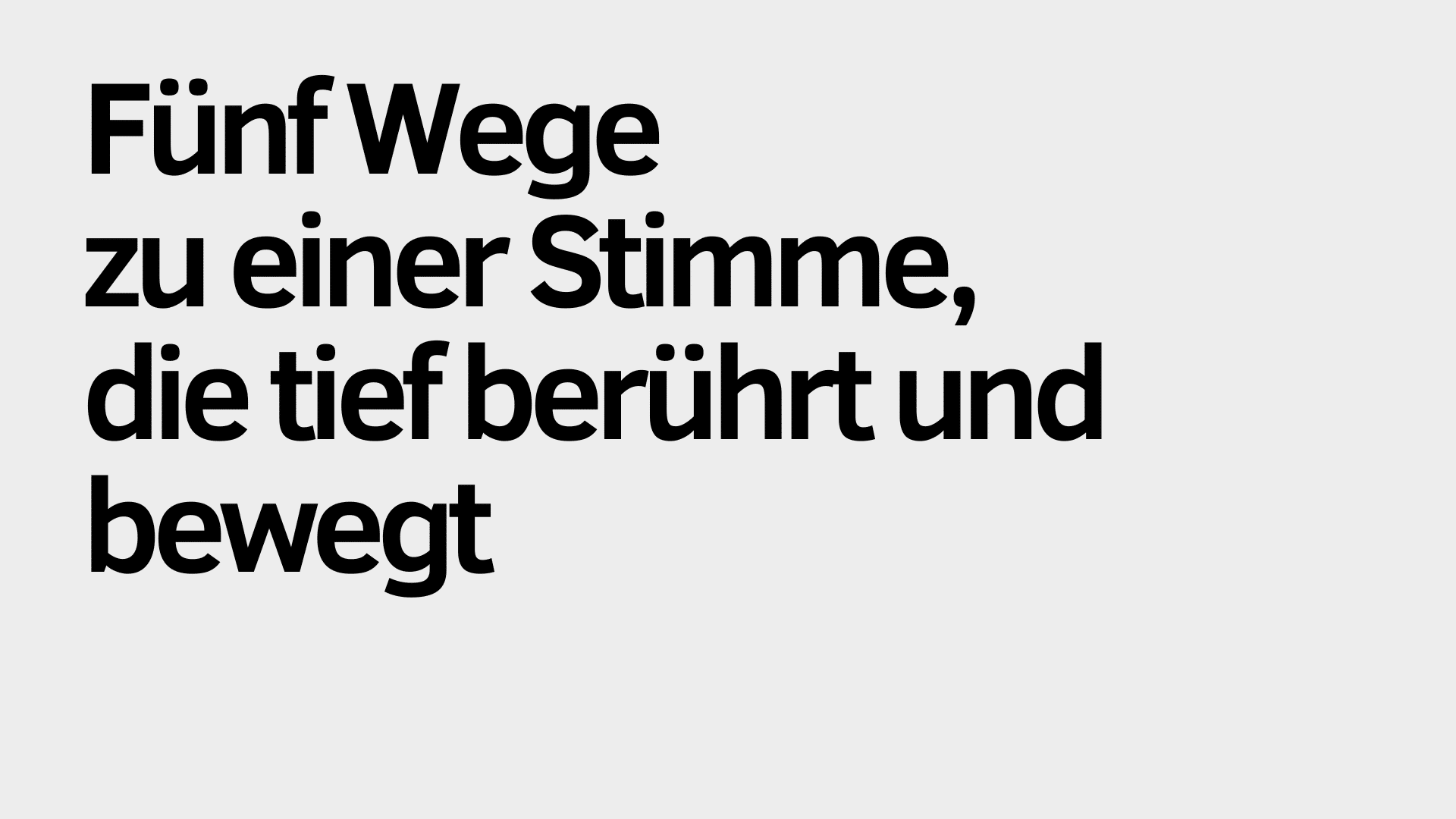 Auf hellgrauem Hintergrund steht in schwarzer Schrift: „Fünf Wege zu einer Stimme, die tief berührt und bewegt.“.
