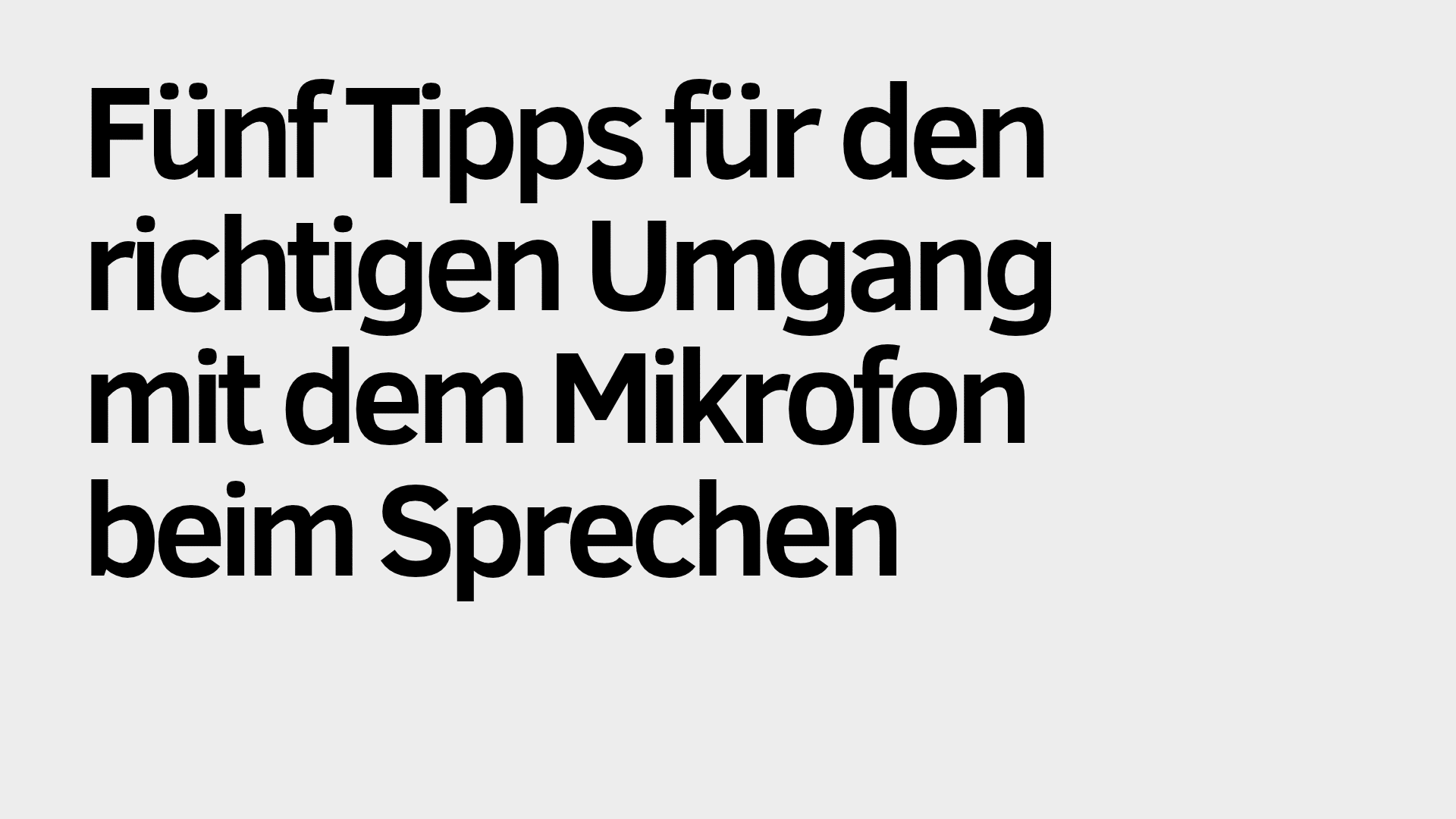 Auf hellgrauem Hintergrund steht in schwarzer Schrift: „Fünf Tipps für den richtigen Umgang mit dem Mikrofon beim Sprechen.“ Dieser hilfreiche Leitfaden bietet praktische Tipps, wie Sie Ihr Mikrofon optimal nutzen können, um klarer zu sprechen.