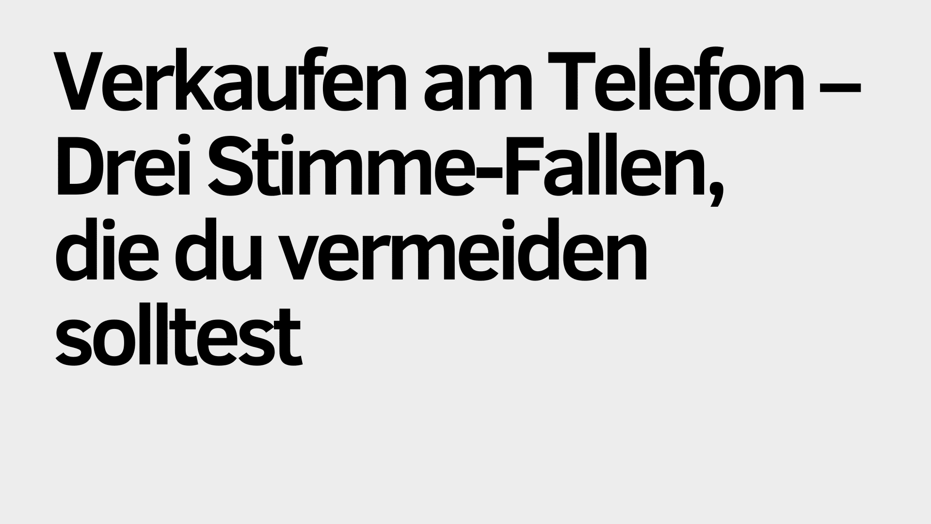Der Text auf Deutsch lautet: „Verkaufen am Telefon – Drei Stimmfallen, die du vermeiden solltest“ auf einem schlichten grauen Hintergrund. Das Bild verdeutlicht, wie wichtig es ist, häufige Stimmfallen zu vermeiden, um im Telefonverkauf erfolgreicher zu sein.