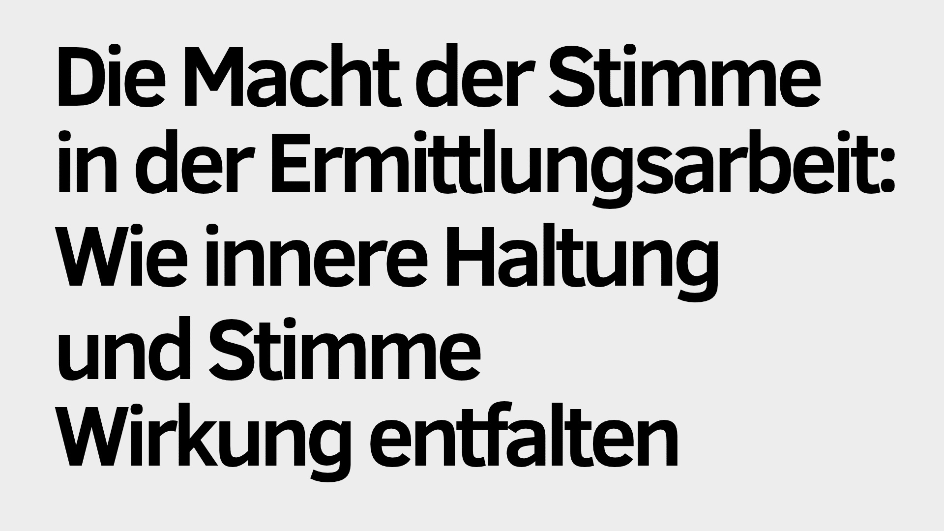 Deutscher Text: „Die Macht der Stimme in der Ermittlungsarbeit: Wie innere Haltung und Stimme Wirkung entfalten“ auf hellgrauem Hintergrund.