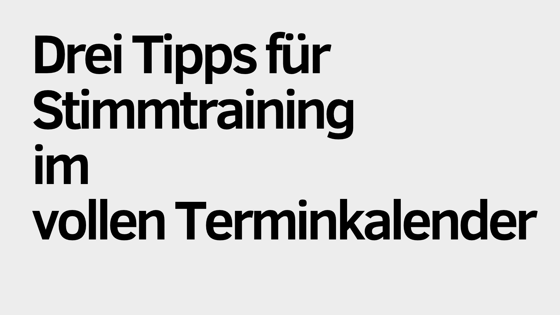 Text auf Deutsch: „Drei Tipps für effektives Stimmtraining bei vollem Terminkalender“ in fetten schwarzen Buchstaben auf hellgrauem Hintergrund.