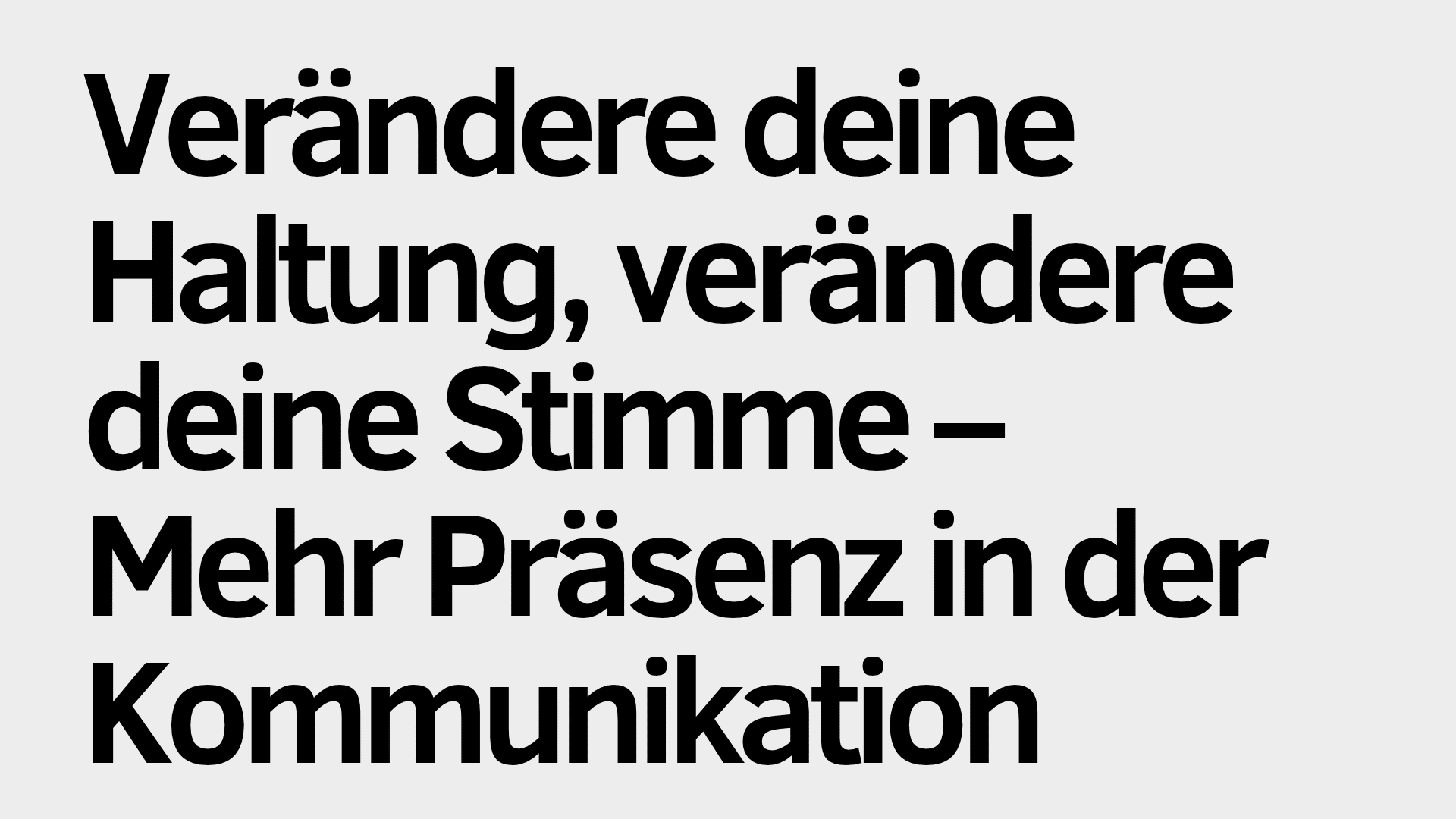 Auf hellgrauem Hintergrund steht in schwarzer Schrift: „Verändere deine Haltung, verändere deine Stimme – Mehr Präsenz in der Kommunikation.“ Die Botschaft betont, wie eine Anpassung von Haltung und Stimme Ihre Kommunikation verbessern kann.
